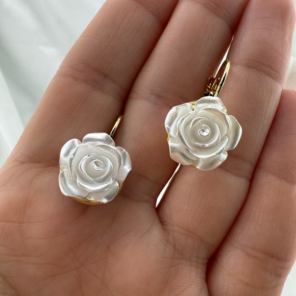 White Rose Flower Earrings – Elegant Pearl Petal Design Gold Clip Earrings - Picture 6 of 7
